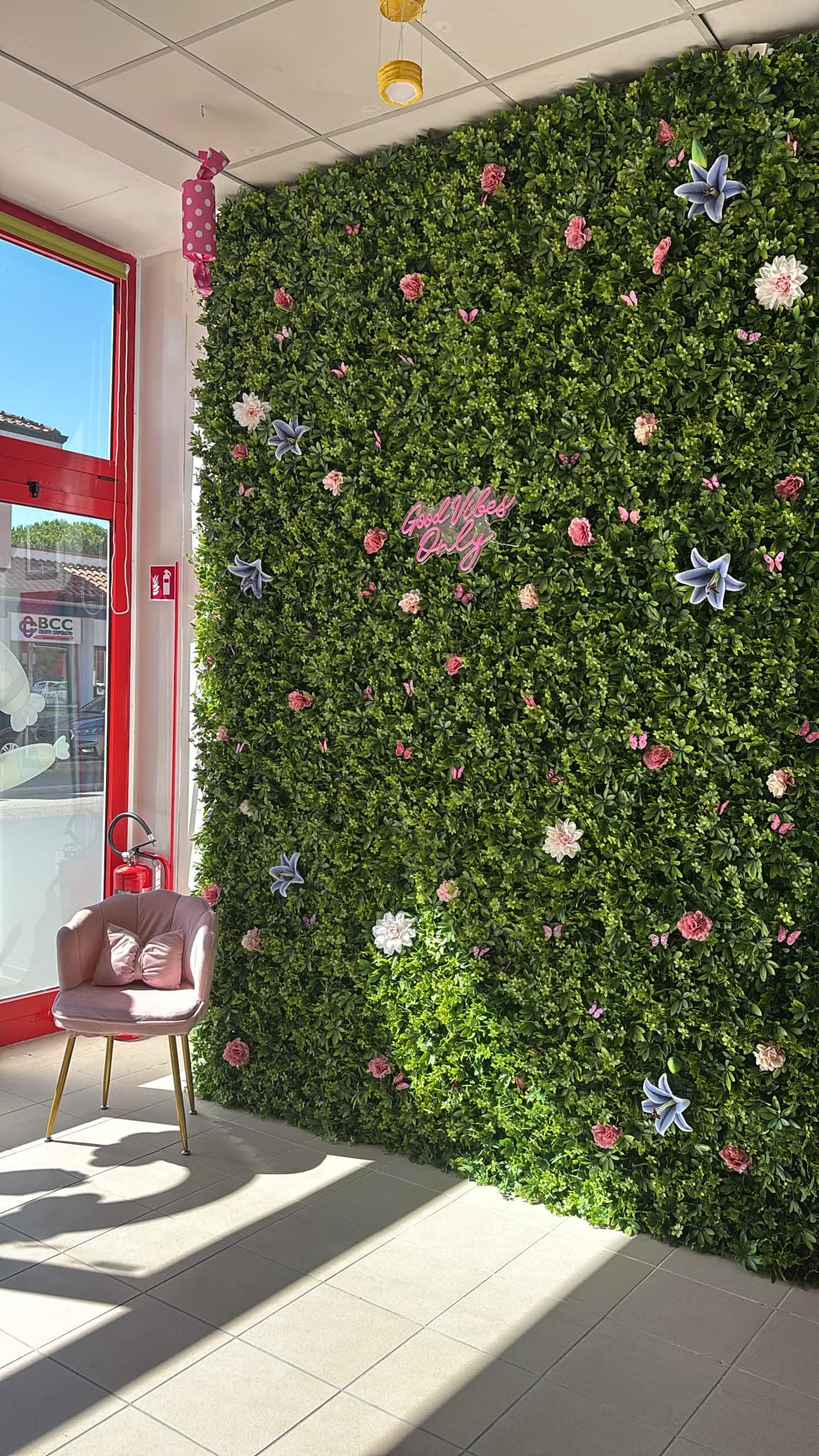 Angolo Good Vibes con parete verde e poltrona rosa