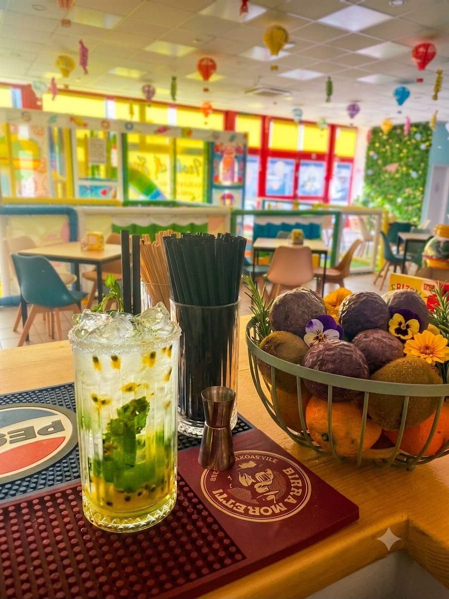 Cocktail fresco alla frutta al Candy Bar