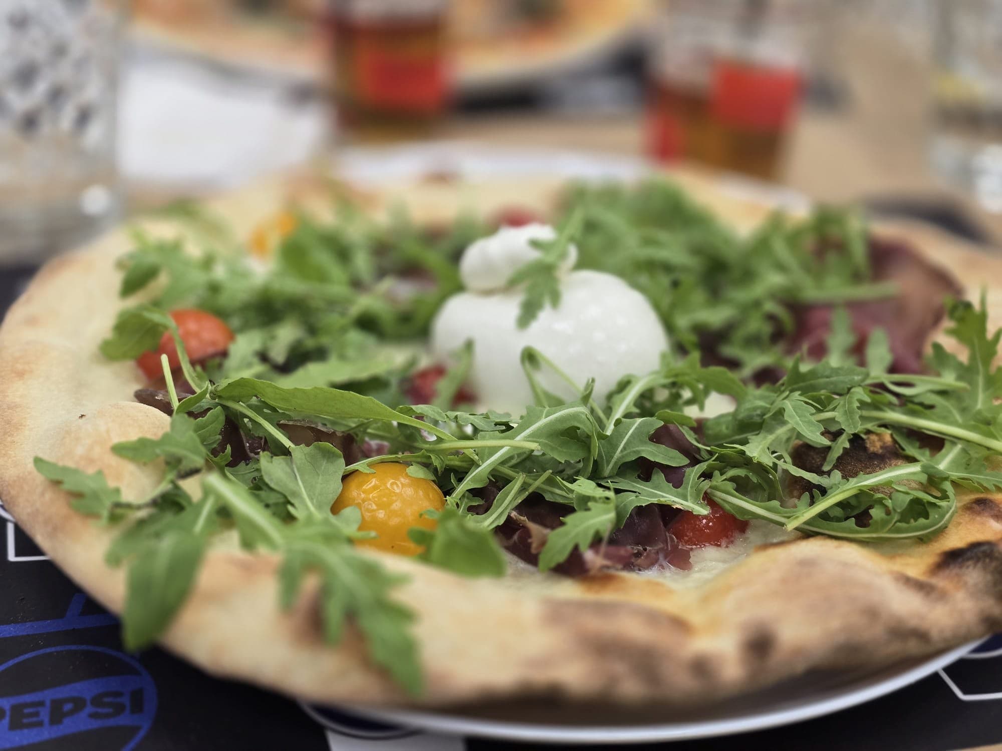 Pizza Delicata con burrata, rucola, bresaola e pomodorini