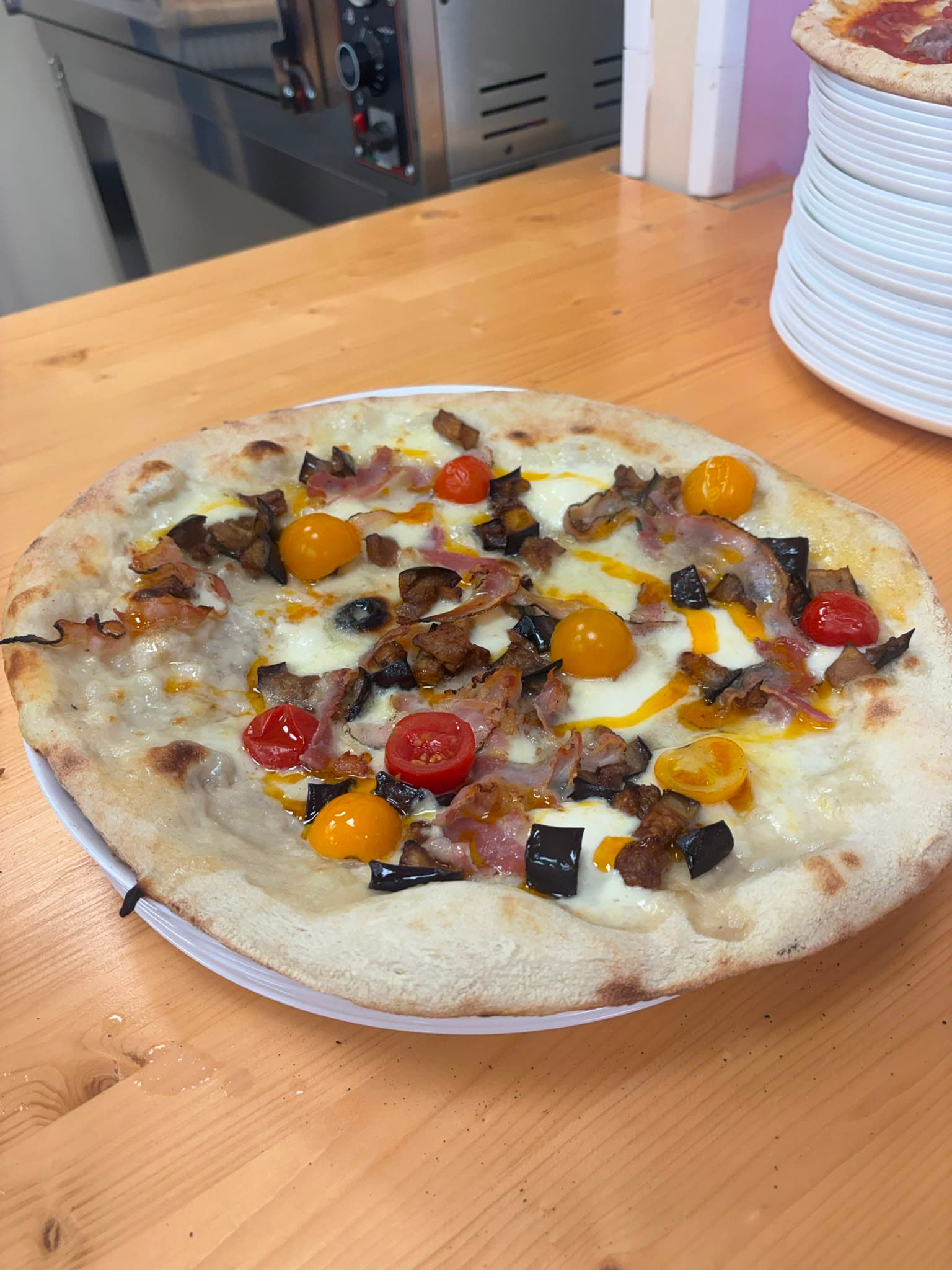 Pizza bianca con melanzane, pomodorini e pancetta