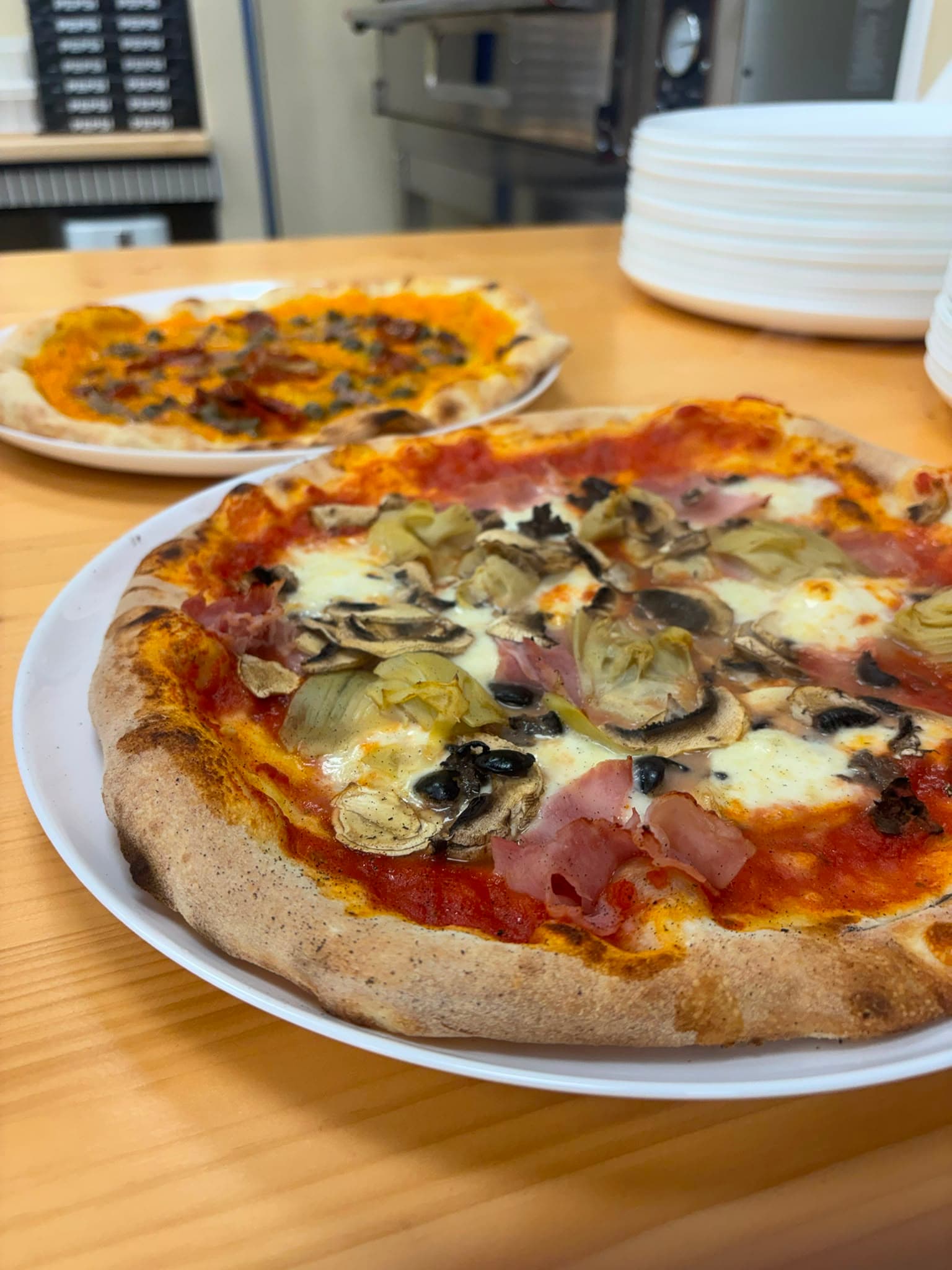 Pizza Quattro capricci con funghi, carciofi, cotto e olive