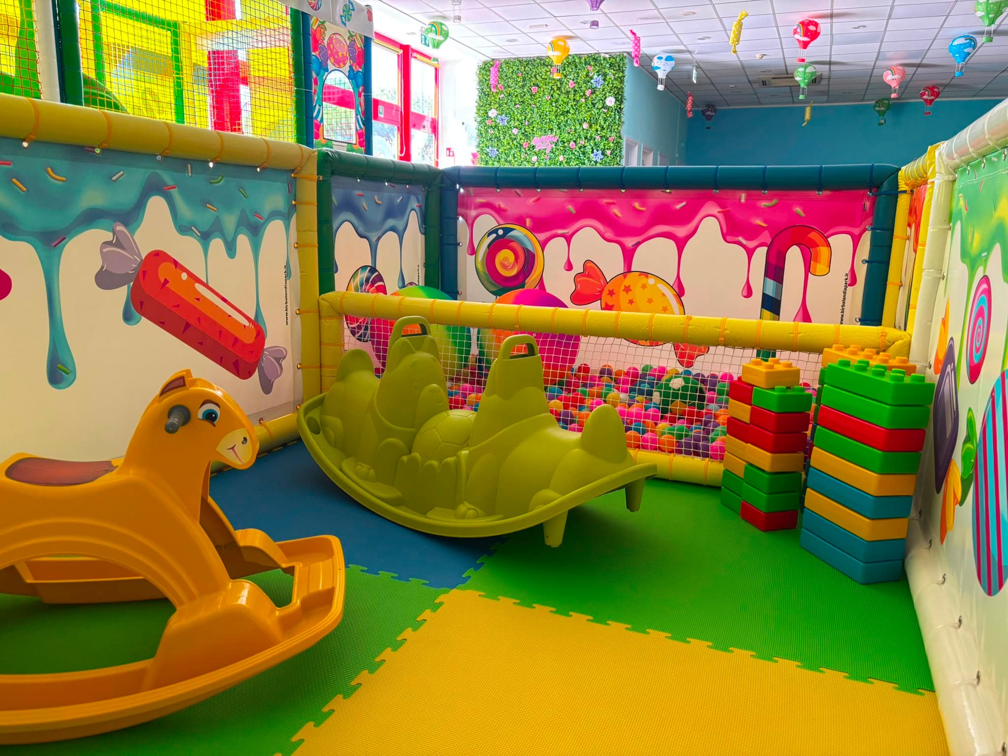Area Baby con tappeti soft e giochi per i più piccoli